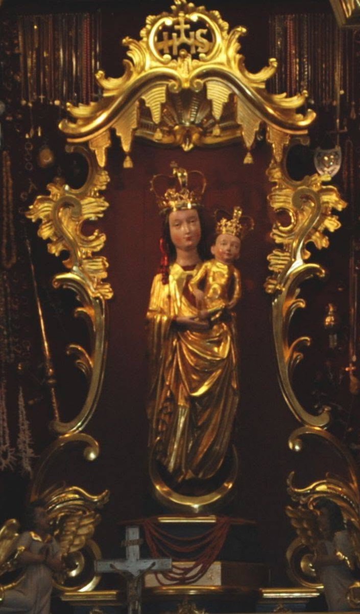 Gotycka figura Matki Bożej Kębelskiej z Dzieciątkiem w złocistym ołtarzu kaplicy w Wąwolnicy